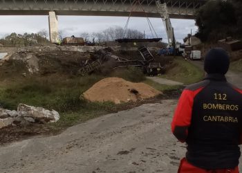 Solo los vehículos de emergencia pueden acceder tras el descarrilamiento del tren en Pesués
