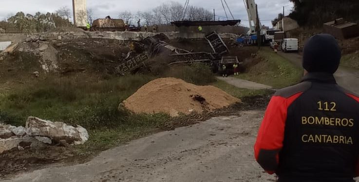 Solo los vehículos de emergencia pueden acceder tras el descarrilamiento del tren en Pesués