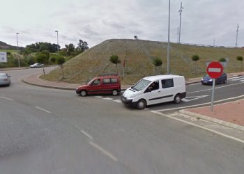 Un motorista herido leve en una colisión con un turismo en la rotonda de Julio Jaurena