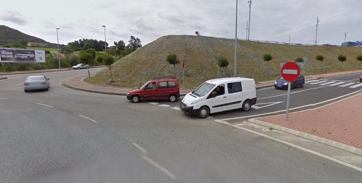 Un motorista herido leve en una colisión con un turismo en la rotonda de Julio Jaurena