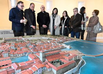 La alcaldesa y el obispo inauguran el Bastión de la Catedral, un nuevo espacio de interpretación y atención al peregrino