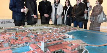 La alcaldesa y el obispo inauguran el Bastión de la Catedral, un nuevo espacio de interpretación y atención al peregrino