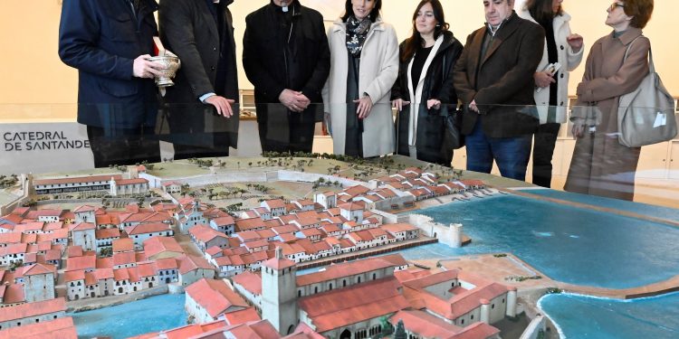 La alcaldesa y el obispo inauguran el Bastión de la Catedral, un nuevo espacio de interpretación y atención al peregrino