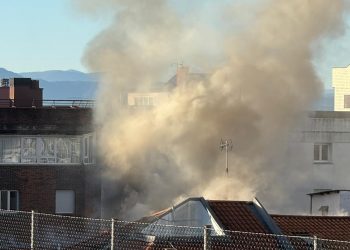 La alcaldesa de Santander califica de «tragedia tremenda» el incendio en la calle Juan de la Cosa