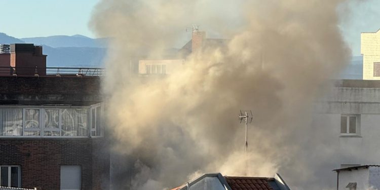 La alcaldesa de Santander califica de «tragedia tremenda» el incendio en la calle Juan de la Cosa