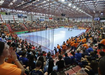 El Bathco BM Torrelavega, entre las cinco aficiones más fieles de ASOBAL tras una primera vuelta histórica