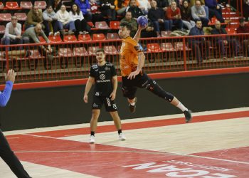 El Bathco BM Torrelavega arranca su Torneo Invernal con un trabajado triunfo ante el ABC de Braga (33-30)