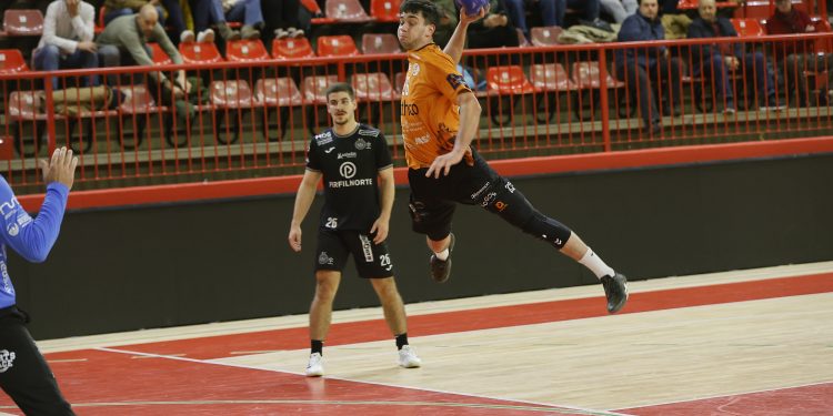 El Bathco BM Torrelavega arranca su Torneo Invernal con un trabajado triunfo ante el ABC de Braga (33-30)