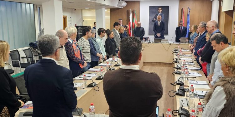 El Pleno de Torrelavega rinde homenaje a Roberto Peón y aprueba varias iniciativas clave para el municipio