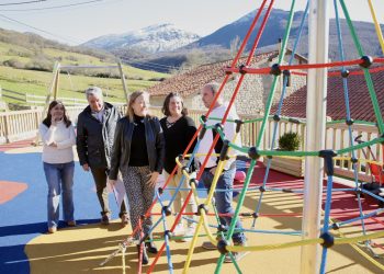 Urrutia inaugura el nuevo parque infantil en la plaza de Puente Pumar en Polaciones