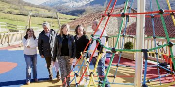 Urrutia inaugura el nuevo parque infantil en la plaza de Puente Pumar en Polaciones