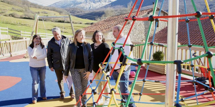 Urrutia inaugura el nuevo parque infantil en la plaza de Puente Pumar en Polaciones