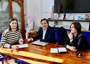 Gema Igual se reúne con los nuevos gestores de Cines Embajadores para impulsar la oferta cultural en Santander