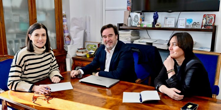 Gema Igual se reúne con los nuevos gestores de Cines Embajadores para impulsar la oferta cultural en Santander