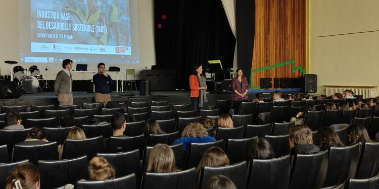 El proyecto ‘Industria, Base del Desarrollo Sostenible 2024’ acerca el sector industrial a 700 estudiantes de Cantabria