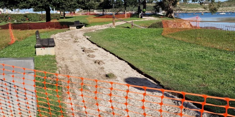El Ayuntamiento de Suances pavimenta la senda peatonal de La Ribera mejorando la accesibilidad