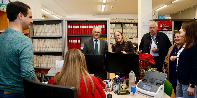 La consejera de Justicia aborda la mejora de los juzgados y la nueva estructura judicial en Santoña