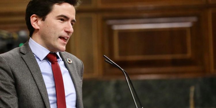 Pedro Casares oficializa su candidatura para liderar el PSOE cántabro