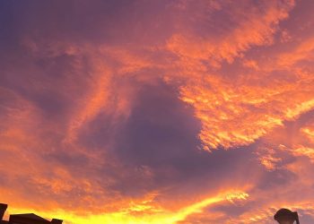 Un amanecer anaranjado ilumina Cantabria