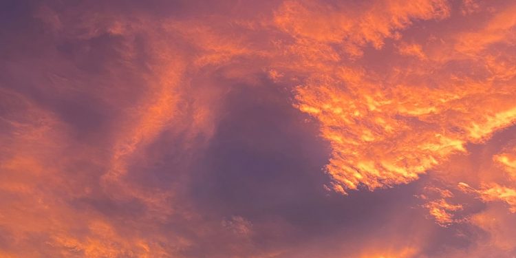 Un amanecer anaranjado ilumina Cantabria