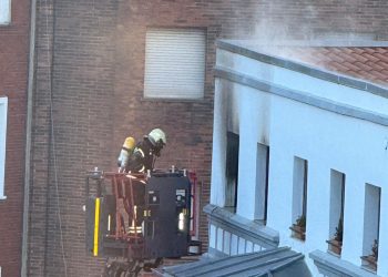 Un hombre de 61 años en estado grave y un Policía herido, además de dos fallecidos, en el incendio de la calle Juan de la Cosa
