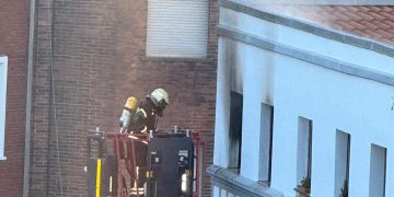 Un hombre de 61 años en estado grave y un Policía herido, además de dos fallecidos, en el incendio de la calle Juan de la Cosa