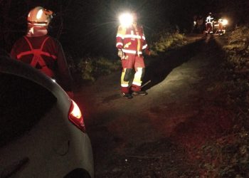 Un vehículo queda atascado en Selaya al seguir el GPS y requiere asistencia de los bomberos