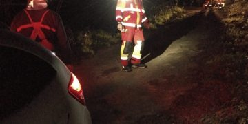 Un vehículo queda atascado en Selaya al seguir el GPS y requiere asistencia de los bomberos