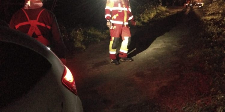 Un vehículo queda atascado en Selaya al seguir el GPS y requiere asistencia de los bomberos