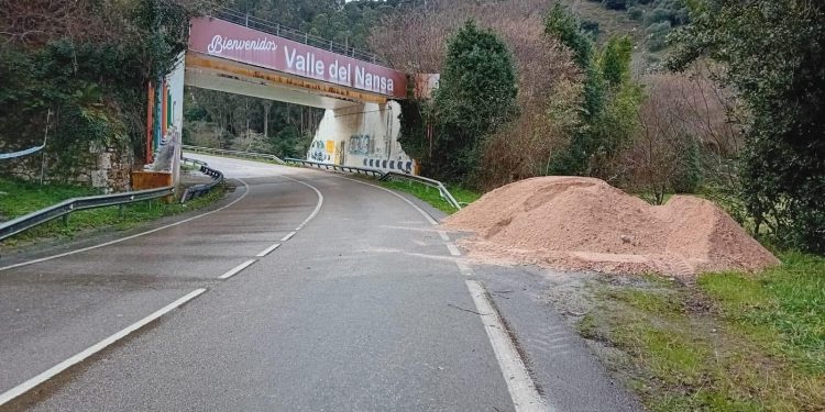 Reabierta la CA-181 entre Pesués y el Nansa tras dos días cerrada por el descarrilamiento de un tren