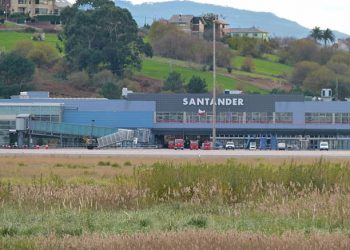 La borrasca ‘Herminia’ obliga a desviar vuelos y cancelar conexiones en el aeropuerto de Santander