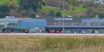 La borrasca ‘Herminia’ obliga a desviar vuelos y cancelar conexiones en el aeropuerto de Santander