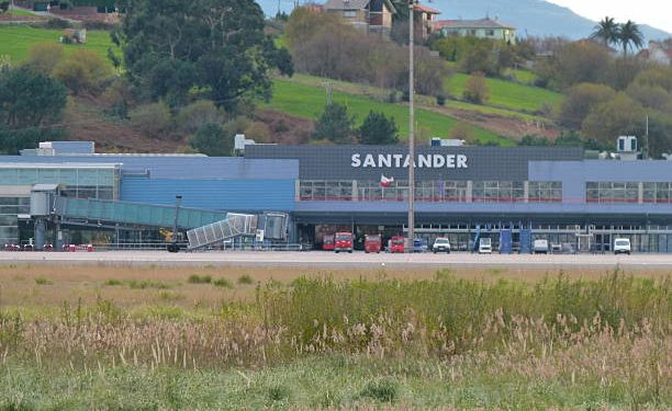 La borrasca ‘Herminia’ obliga a desviar vuelos y cancelar conexiones en el aeropuerto de Santander