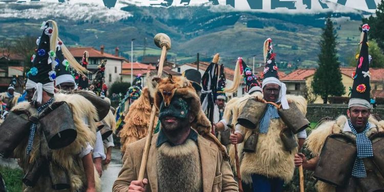 La Vijanera llena Silió de tradición y multitud de visitantes