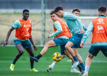 El Racing regresa al trabajo tras su victoria en Córdoba y lidera la Segunda División