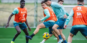 El Racing regresa al trabajo tras su victoria en Córdoba y lidera la Segunda División