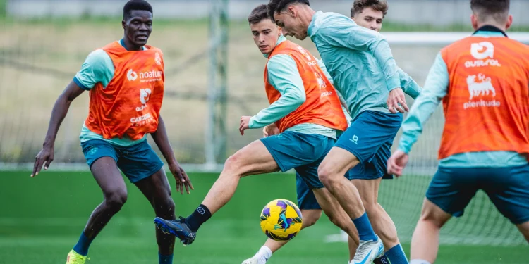 El Racing regresa al trabajo tras su victoria en Córdoba y lidera la Segunda División