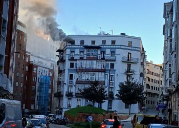 El herido grave en el incendio del edificio Juan de la Cosa permanece estable pero en pronóstico reservado
