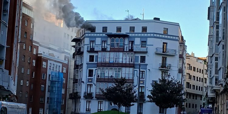 El herido grave en el incendio del edificio Juan de la Cosa permanece estable pero en pronóstico reservado