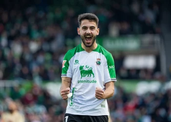 Las entradas para el Racing-Málaga, agotadas en varias zonas del estadio al venderse más de 2.000