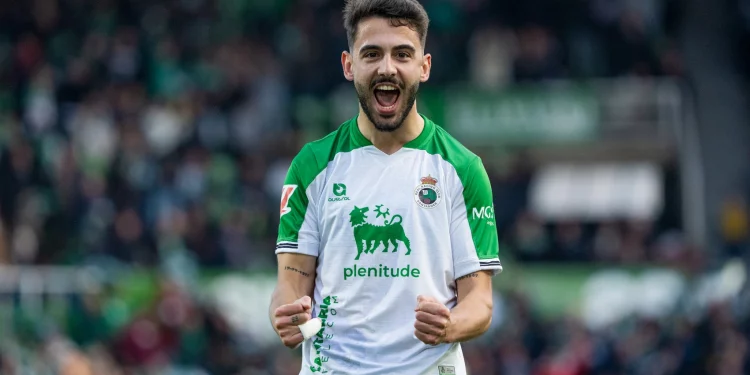 Las entradas para el Racing-Málaga, agotadas en varias zonas del estadio al venderse más de 2.000