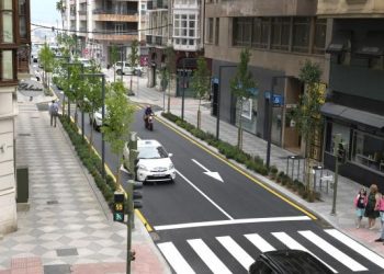 Un hombre convierte la calle Isabel II en su pista de atletismo y obliga a los coches a esquivarlo