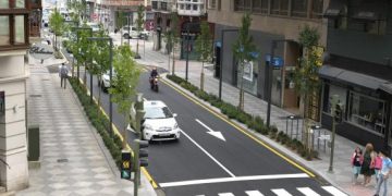 Un hombre convierte la calle Isabel II en su pista de atletismo y obliga a los coches a esquivarlo