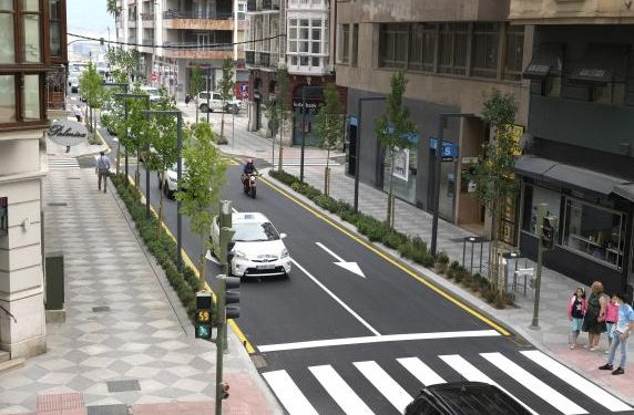 Un hombre convierte la calle Isabel II en su pista de atletismo y obliga a los coches a esquivarlo