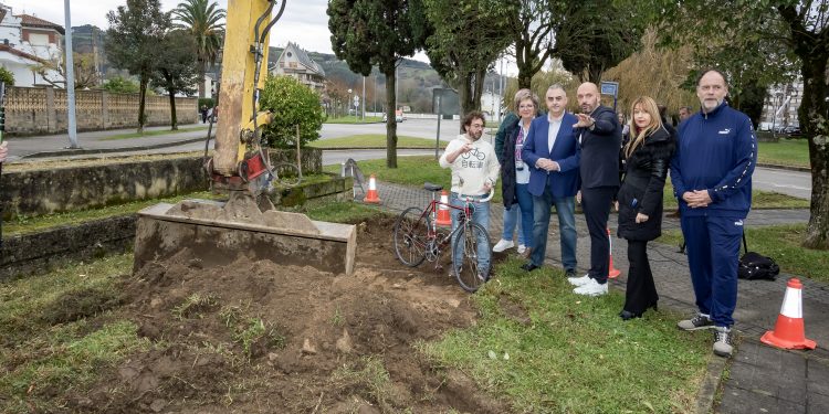 Media asiste al inicio de las obras del carril bici de Laredo que cuentan con una inversión de más de 400.000 euros