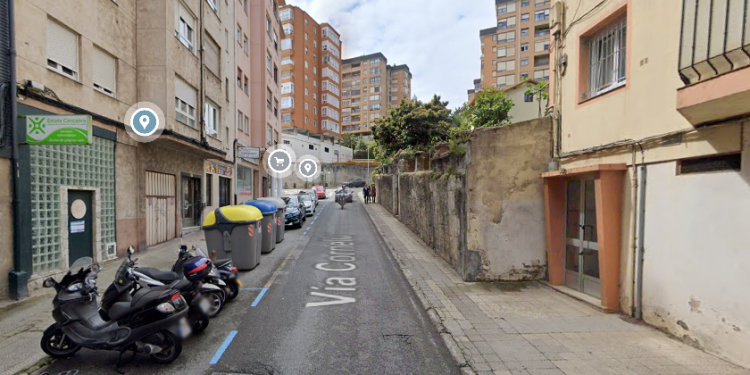 Un menor de 16 años conduce sin carnet y se da a la fuga tras chocar contra unos contenedores