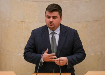 Vargas (PP) defiende la gestión del transporte sanitario y acusa a Paula Fernández (PRC) de desconocer la Ley