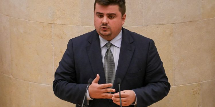 Vargas (PP) defiende la gestión del transporte sanitario y acusa a Paula Fernández (PRC) de desconocer la Ley