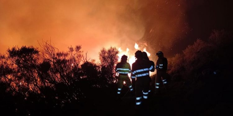 Dos incendios forestales permanecen activos en San Roque de Riomiera