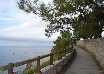 El Ayuntamiento de Santander aprueba la sustitución de la barandilla de acceso a la playa de Mataleñas